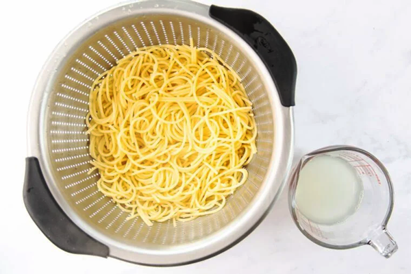 آبکش کردن پاستا 