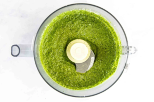 سس پستو آماده شده در مخلوط کن