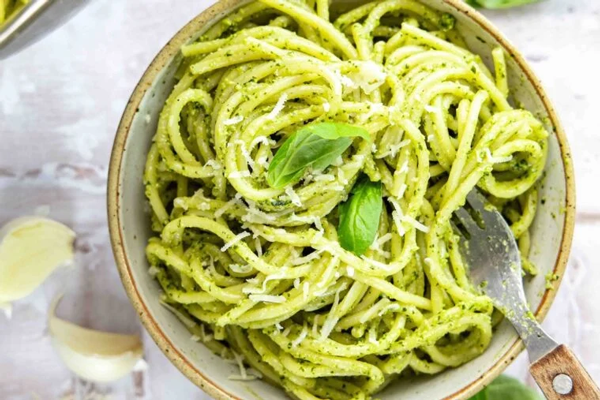 سرو پاستا با تزیین پنیر پارمزان و ریحان تازه 