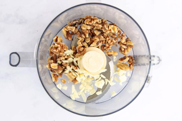 مغز گردو و سیر در مخلوط کن 