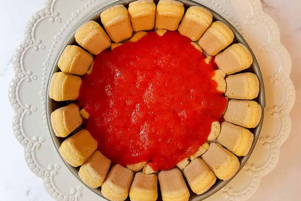 اضافه کردن لایه ژله توت فرنگی به شارلوت 