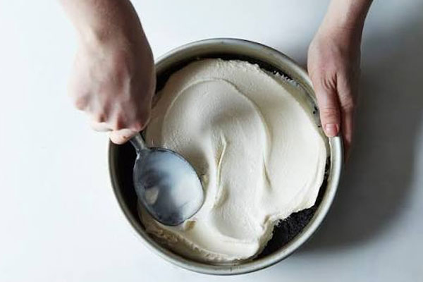 اضافه کردن بستنی وانیلی به کیک بستنی