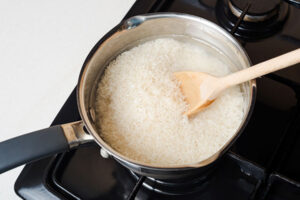 پخت برنج برای تهیه دلمه بادمجان