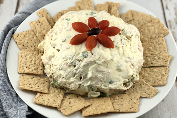 سرو سالاد الویه با نان خشک و گوجه گیلاسی 