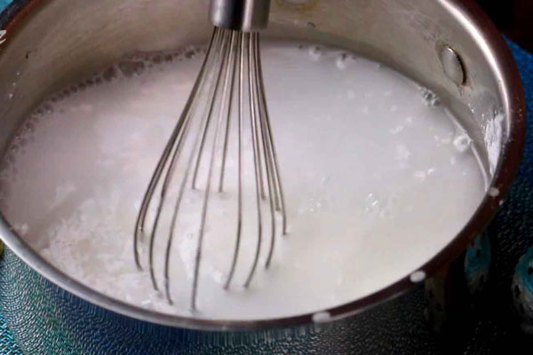 ترکیب آب و نشاسته با همزن دستی