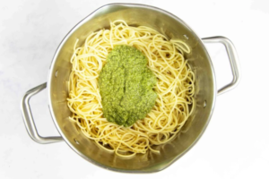 ریختن سس پستو روی پاستا