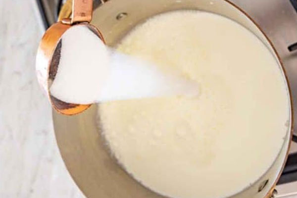 افزودن شکر به پودینگ برنج 