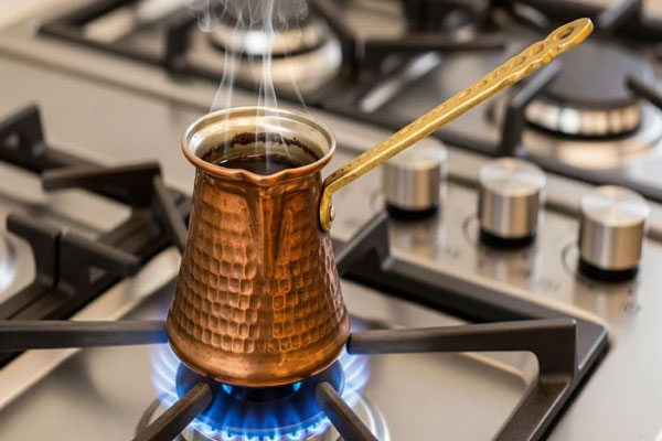 آماده کردن قهوه روی گاز 