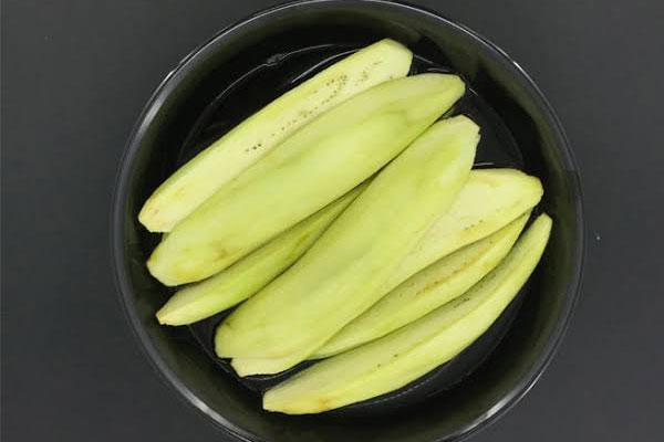 بادمجان بدون پوست برای خورشت