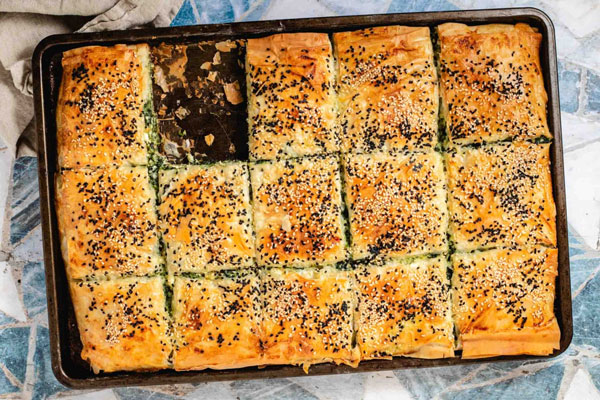 بورک اسفناج در سینی فر