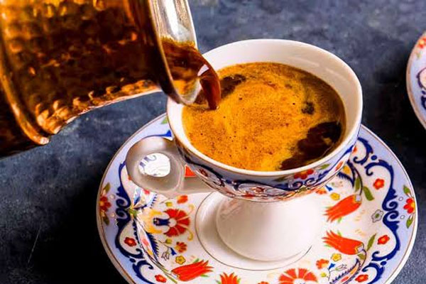 ریختن قهوه ترک بدون شیر در فنجان 