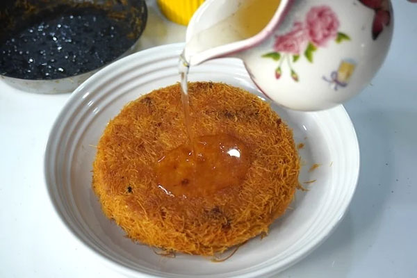 اضافه کردن شربت روی کنافه