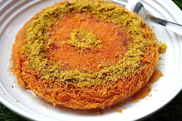 سرو کنافه تزیین شده با پودر پسته