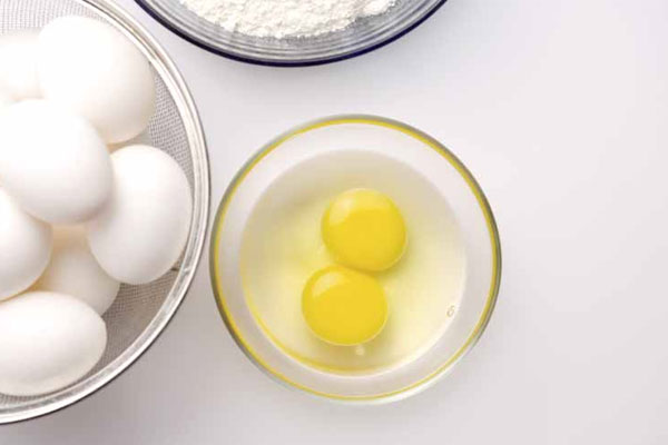 تخم مرغ در کاسه شیشه ای 