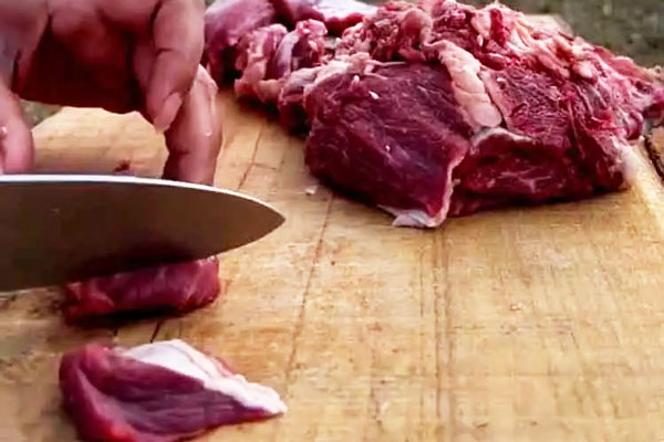 خرد کردن گوشت کباب ترش با چاقو 