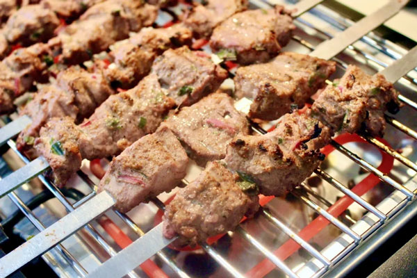 کباب کردن گوشت روی منقل گازی 