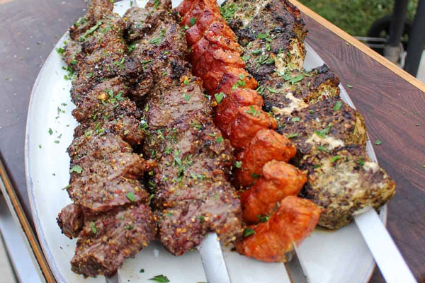 گوشت کباب ترش روی سیخ