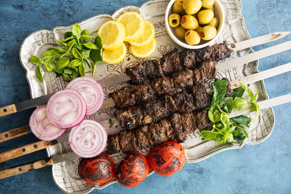سرو کباب همراه گوجه کبابی و زیتون 