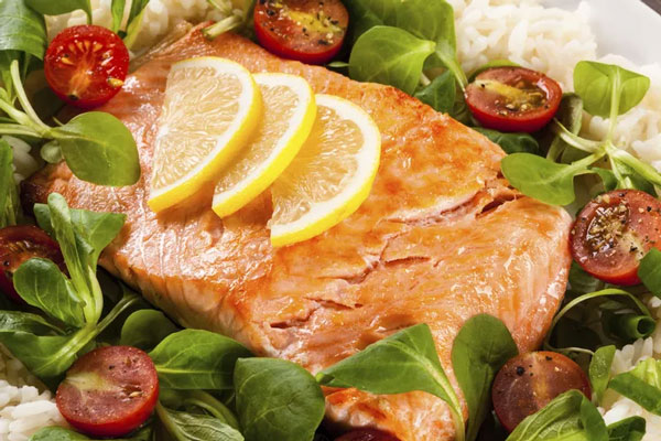 ماهی سالمون با گوجه گیلاسی و لیمو ترش 