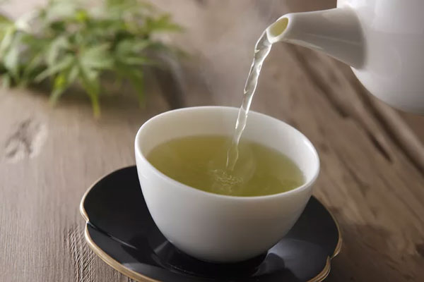 چای سبز در فنجان سرامیکی سفید
