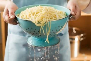 آبکش کردن ماکارونی