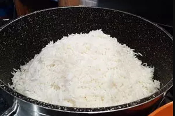تهیه برنج زرشک پلو با مرغ