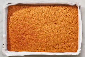 کیک اسفنجی پخته شده رولت انار در سینی فر