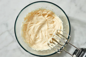 آماده کردن کرم ماسکارپونه رولت انار با همزن برقی