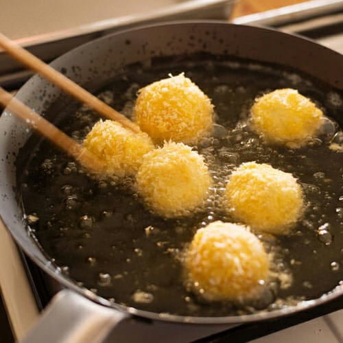 طرز تهیه توپک سیب زمینی طرز تهیه توپک سیب زمینی با سس پیازچه