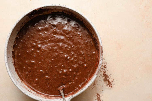 مخلوط کردن مواد خشک و تر در تهیه پنکیک شکلاتی