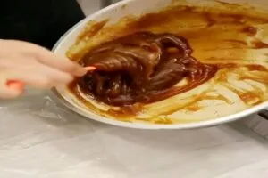 اضافه کردن گلاب، هل و زعفران به مخلوط حلوا در طرز تهیه حلوا با شیره انگور