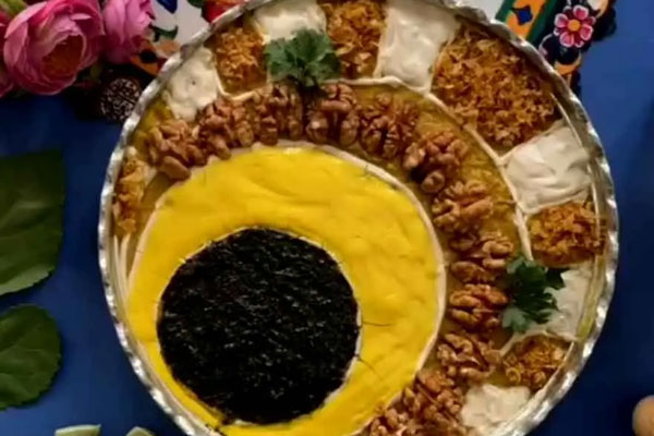 بز قرمه تزیین شده با کشک و نعناع داغ