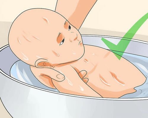 نحوه نگه‌داشتن نوزاد در حمام
