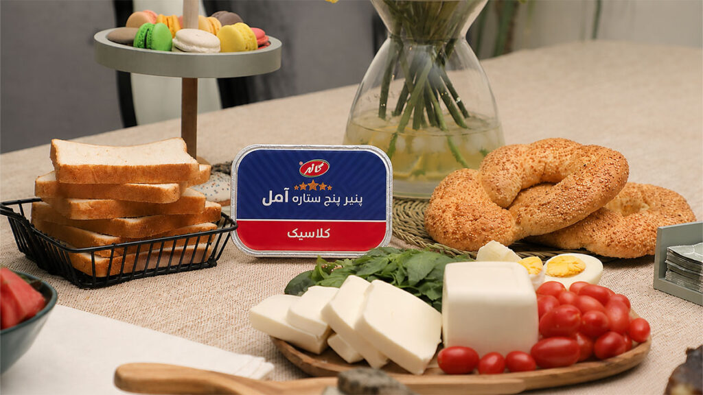 نان و پنیر و سبزی با پنیر پنج ستاره آمل کاله