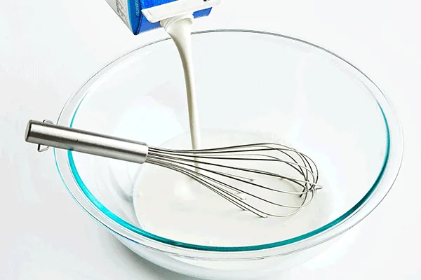 مخلوط کردن شیر و ژلاتین