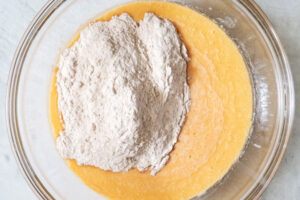 اضافه کردن آرد به مواد تر پنکیک