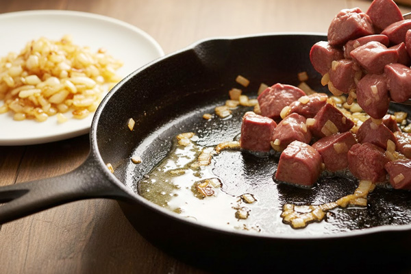 سرخ کردن پیاز و جگر مرغ در تهیه خوراک