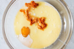 شیر پوره کدو حلوایی و تخم مرغ در کاسه شیشه ای