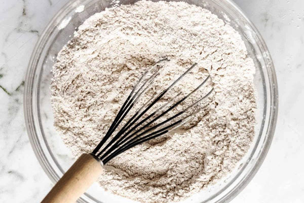 آرد پنکیک و همزن دستی در کاسه شیشه ای 