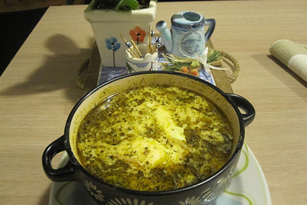 آبگوشت بادمجان در کاسه سرامیکی 