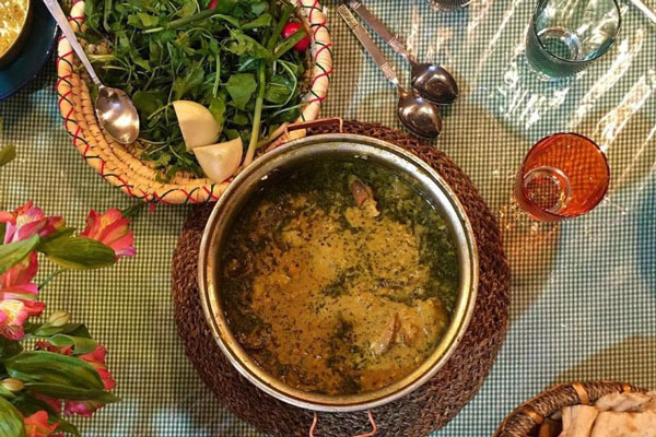 سرو آبگوشت بادمجان با سبزی تازه