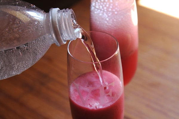 اضافه کردن آب گازدار به آب انار