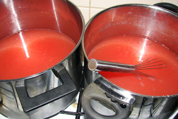 آب هندوانه در قابلمه همراه با همزن دستی