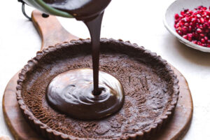 ریختن فیلینگ شکلاتی روی پوسته تارت انار