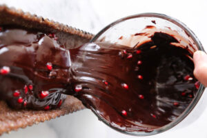 ریختن فیلینگ شکلاتی روی پوسته تارت