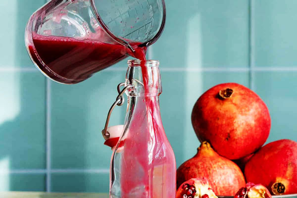 ریختن آب انار در بطری