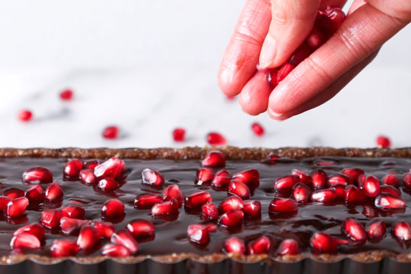 تزیین تارت یلدایی انار شکلاتی 