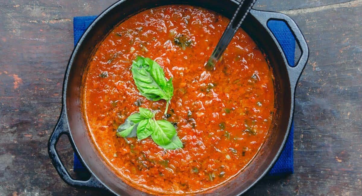 سوپ گوجه‌فرنگی و ریحان
