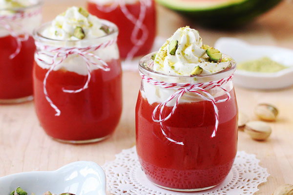 سرو پودینگ هندوانه با تزئین خامه و پودر پسته