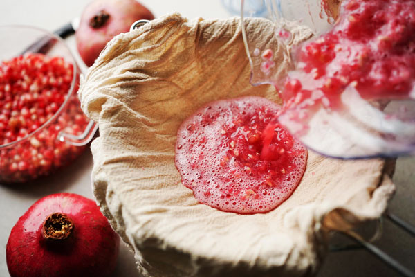 صاف کردن پوره انار برای نوشیدنی